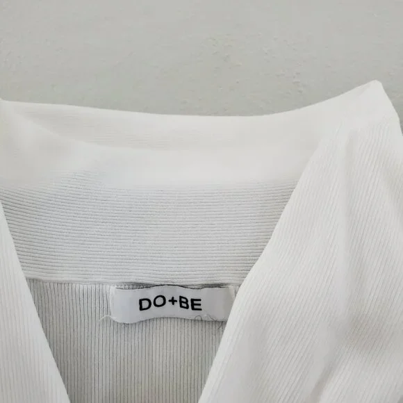 BEAUTIFUL AND UNUSUAL CROPPED WHITE TOP - Picture 2 of 2